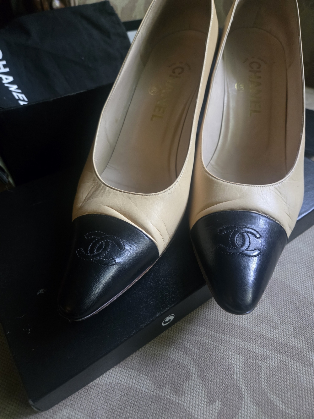 CHANEL Chic Two-Tone Beige and Black Cap-Toe Leather Pumps - Picture 7 of 16